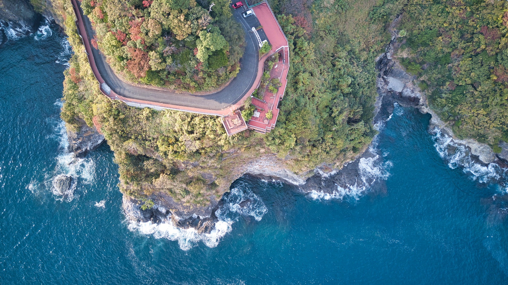 海岸と岬を真上から捉えたドローン空撮写真
