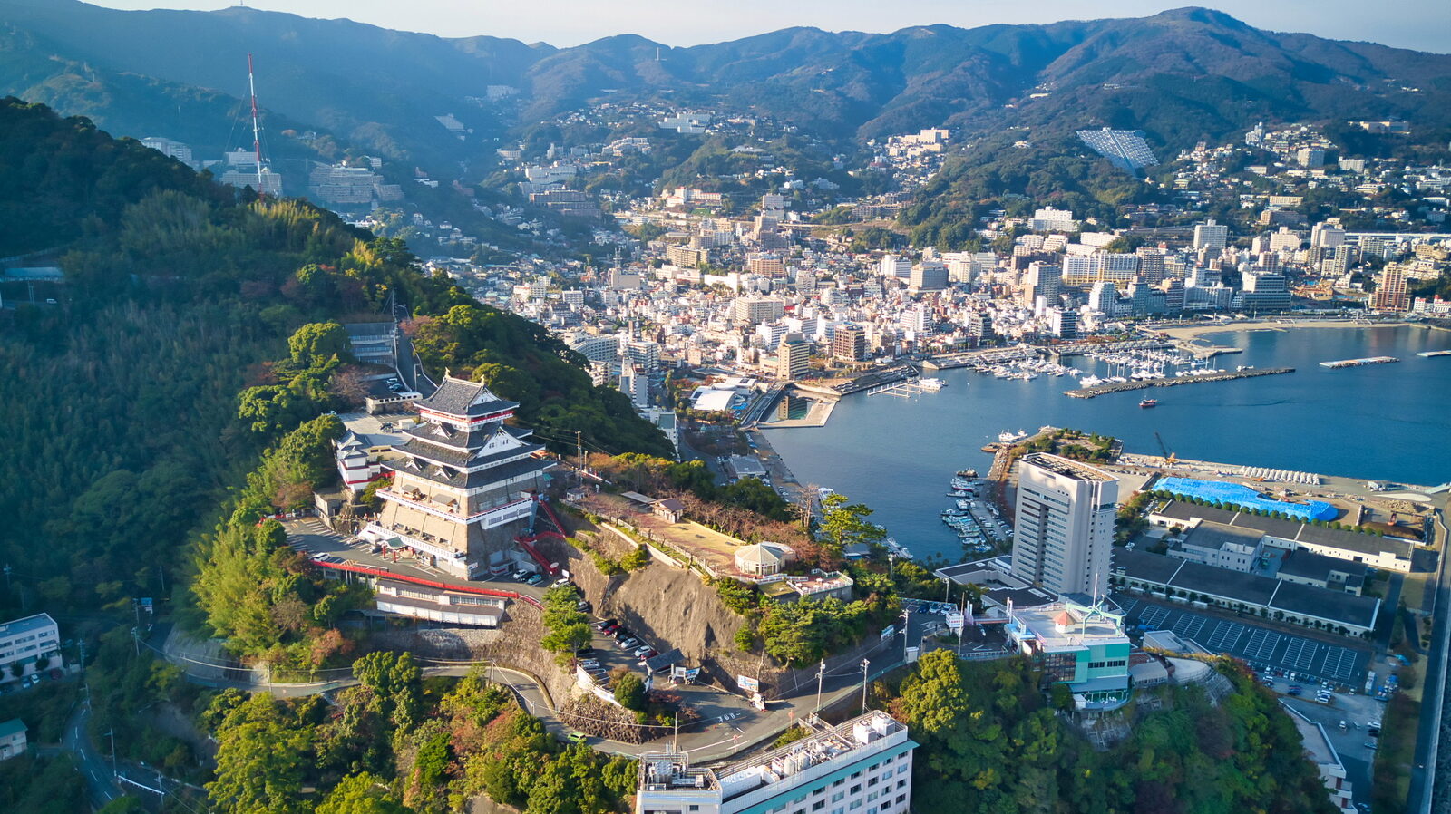 上空から撮影した熱海市街地