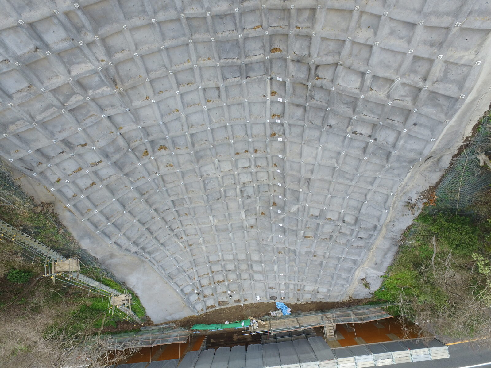 上空から撮影した急傾斜地の法面